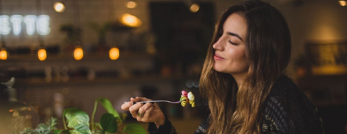Intuitives Essen: Frau genießt ihre Mahlzeit