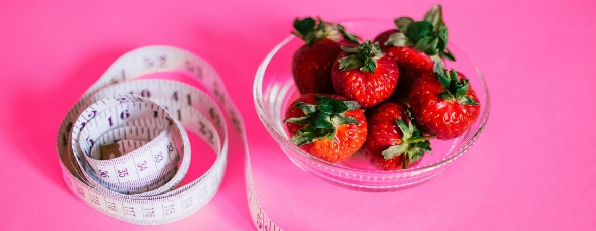 Diäten, Maßband und Erdbeeren
