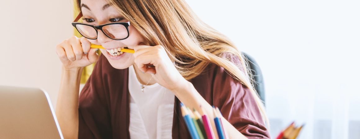 Wie du Stressessen vermeidest, gestresste Frau am Arbeitsplatz